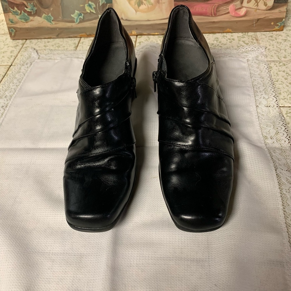 Aerosoles ladies size 81/2 black with slight heel.
